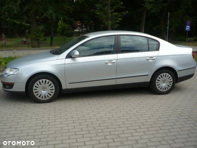 Volkswagen Passat 1.6 FSI Comfortline - 3