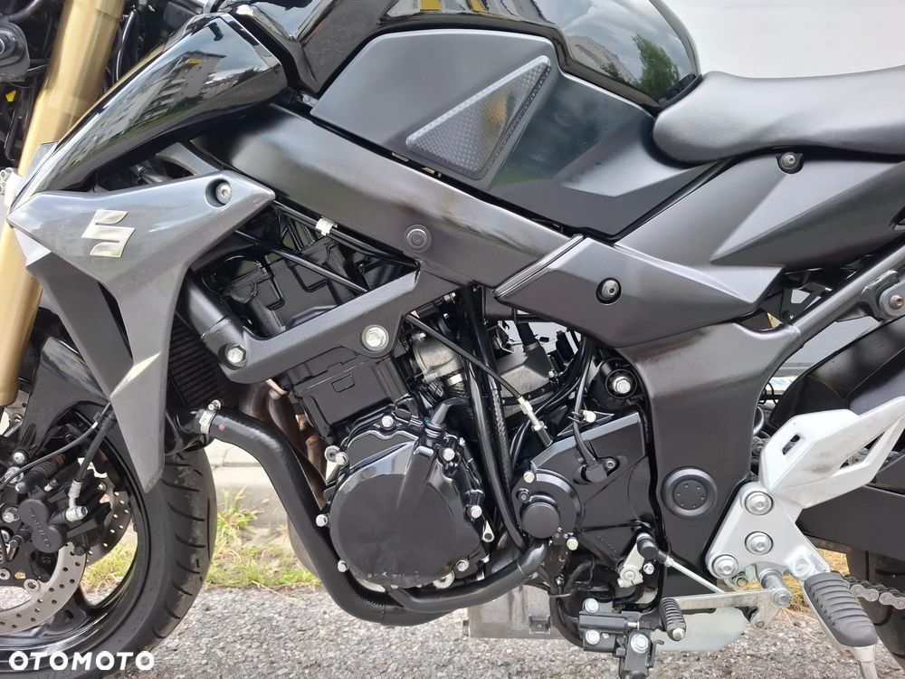Suzuki GSR - 34