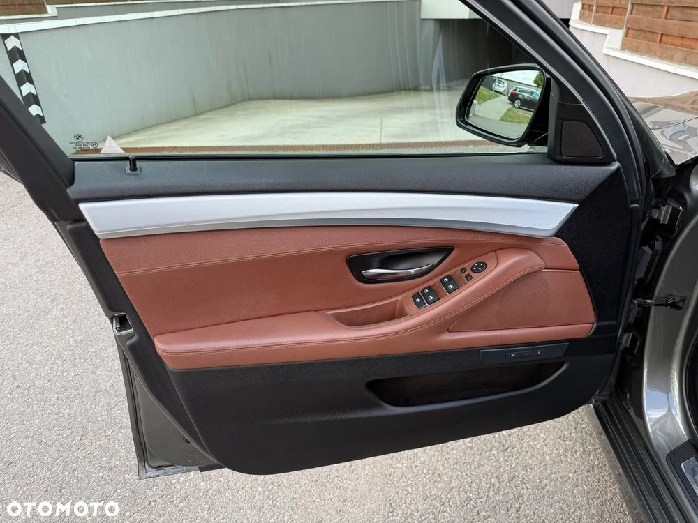 BMW Seria 5 525d Luxury Line - 17