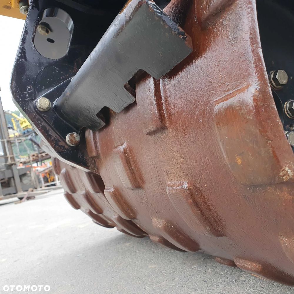 JCB VM1500 Walec Okołkowany 1600kg. Walec do wykopów, terenu oraz bystrych podjazdów! Maszyna jak Nowa. 441 mtg. 2015 rok. Walec przywieziony z Norwegii. Silnik Kubota 3 cylindry 28 km. Poteżna moc ubijania na dwa bębny lub każdy z osobna! Komfortowe sterowanie!  Maszyna zadbana jak Nowa z salonu. Odpala na dotyk. Zero luzów i wycieków. Rewelacyjna cena! Nadaje się do kruszyw ziemi oraz błota i bystrych podjazdów. O wiele lepsze rozwiązanie niż zagęszczarka 500kg. - 11