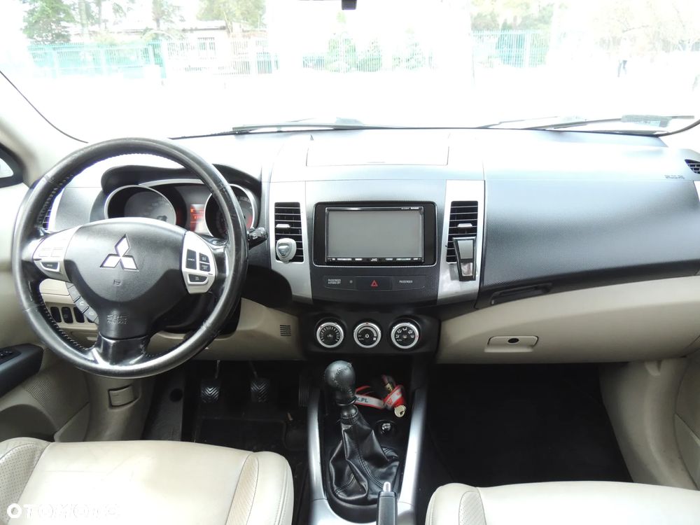 Mitsubishi Outlander 2.0 DID Instyle NAVI - 12