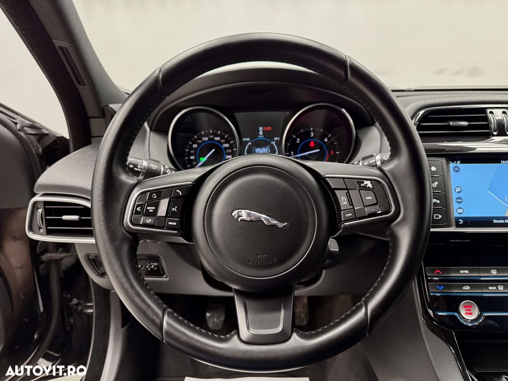 Jaguar XE 2.0 Pure - 26