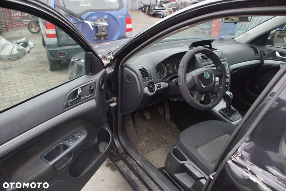 Auto na części - Skoda Octavia II Lift 1.6 TDI 105 KM CAYC LHW LF9R 2012R Silnik Skrzynia Drzwi Maska Błotnik Klapa Zderzak Lampa Lusterko Klamka Szyba Deska Kokpit Sterownik Moduł Czujnik Licznik Wyświetlacz Panel Kierownica - 8