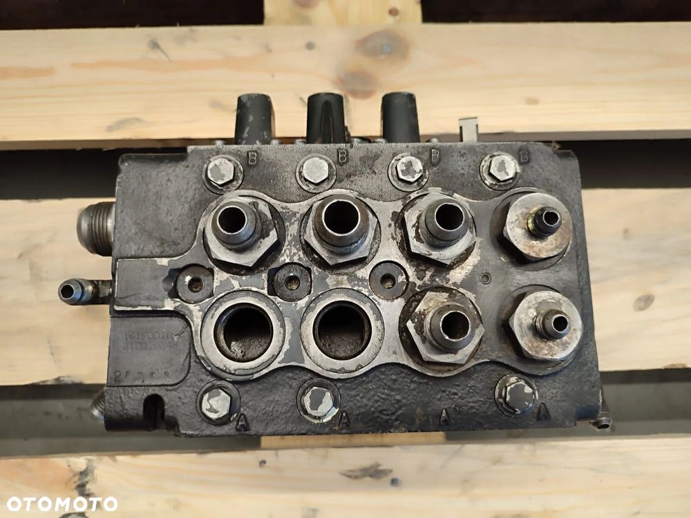 Rozdzielacz hydrauliczny 161B0014 319D28348 Fermec 965 - 3