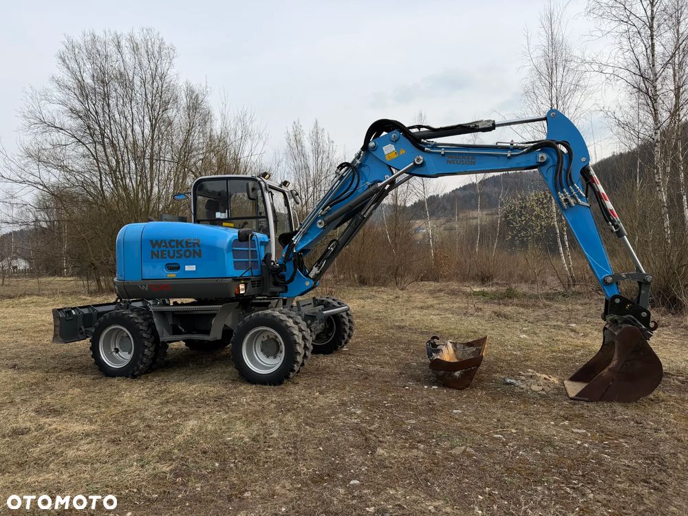 Wacker Neuson EW100 Koparka Kołowa 11 ton. NISKI PRZEBIEG.  3x łamane Ramię. Klima. Pompa ON. 2 Łyżki. Dodatkowe 3 sekcje Hydrauliczne. z upadłośći Norweskiej. Maszyna Jak Nowa z salonu! 2799 mtg. PERKINS silnik 130km. STABILIZATORY Klima. DEKRA 2026r. Książka serwisowa. Szybkozłącze Hydr. Skrętne ramie. Ani deka luzów i wycieków. Pełny Oryginał. Nie picowana na sprzedaż. OKAZJA - 30