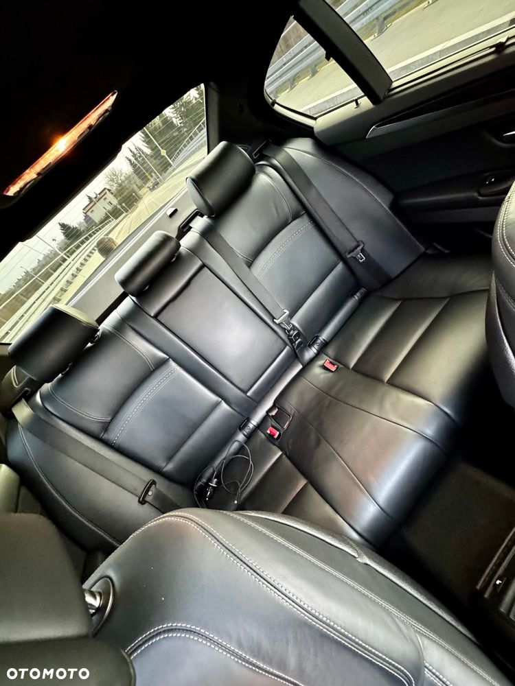 BMW Seria 5 550i - 11