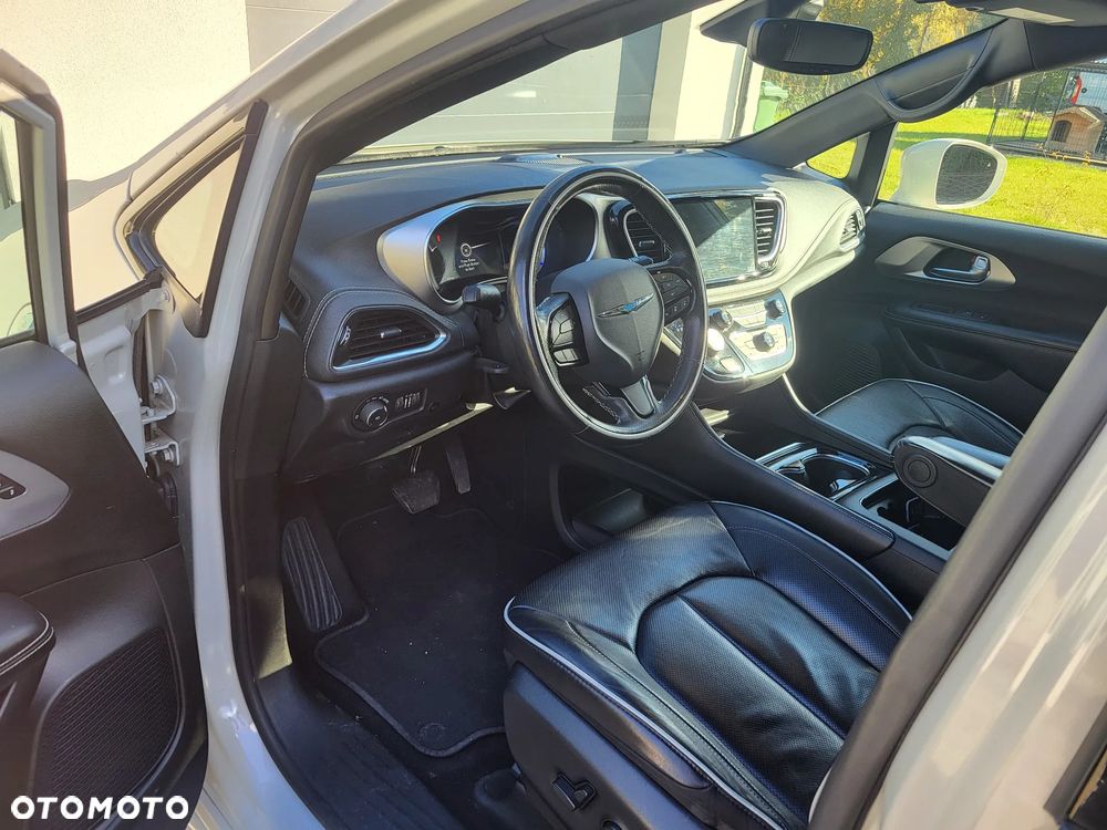 Chrysler Pacifica - 8