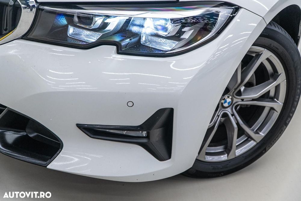 BMW Seria 3 320i Aut. Sport Line - 34