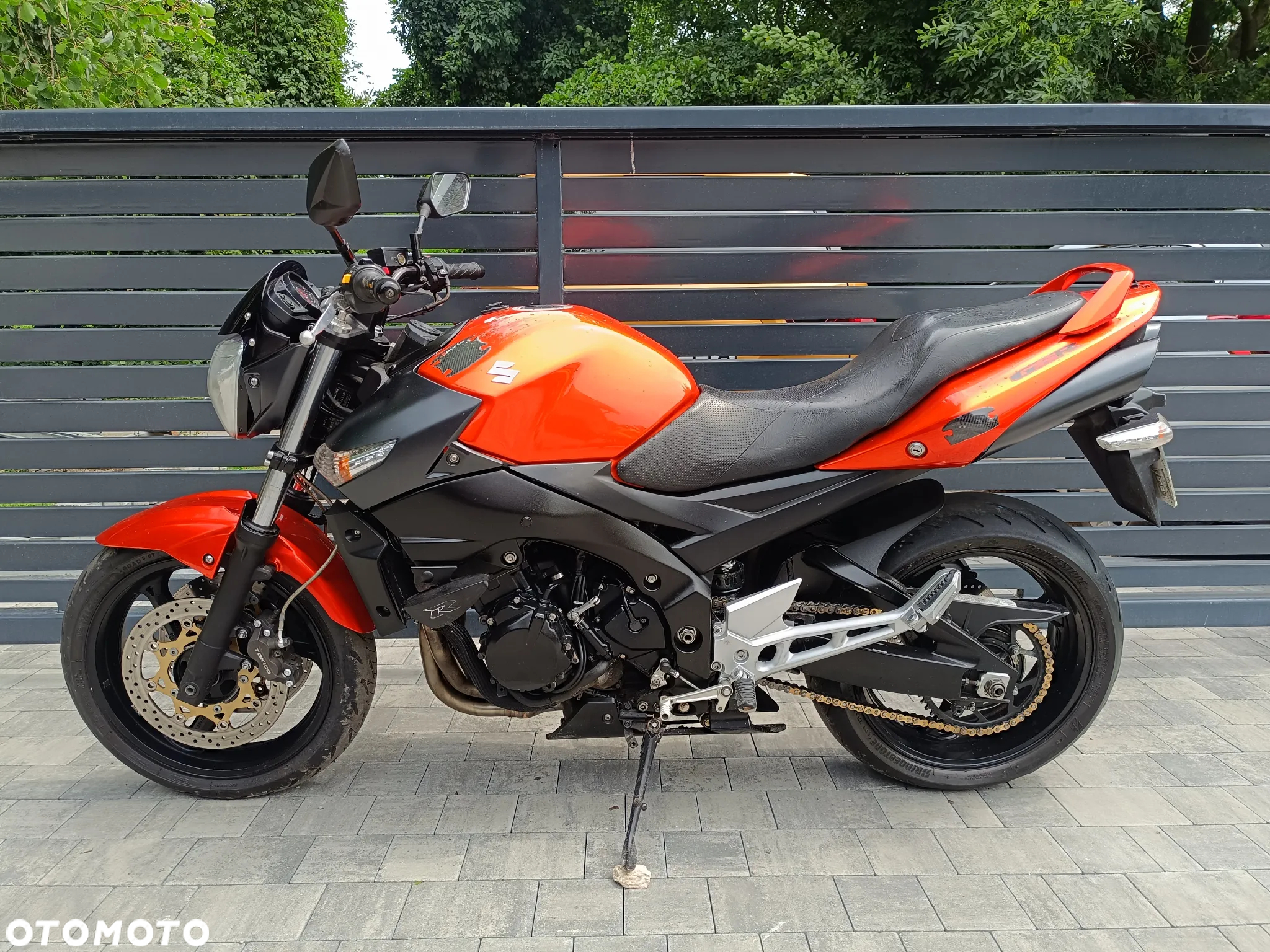 Suzuki GSR - 10
