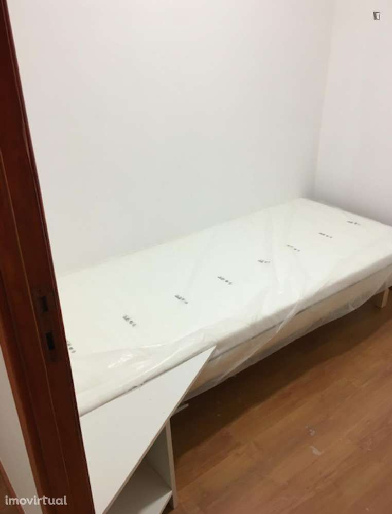 Quarto - localizado em Paranhos Porto - Grande imagem: 2/9
