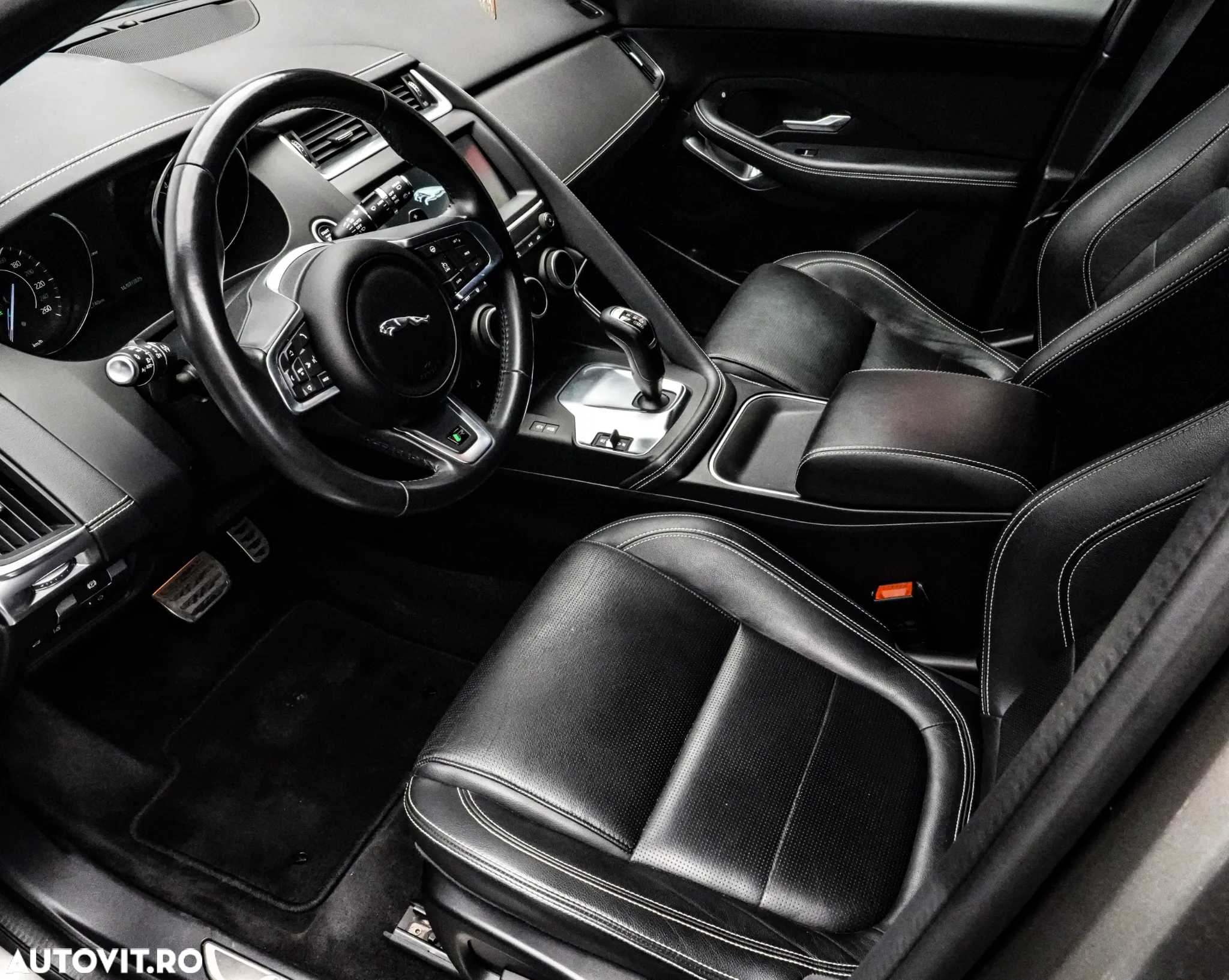 Jaguar E-Pace D240 AWD R-Dynamic S - 11