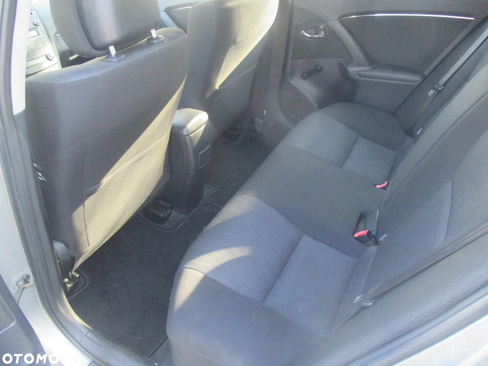 Toyota Avensis 1.6 Active - 12