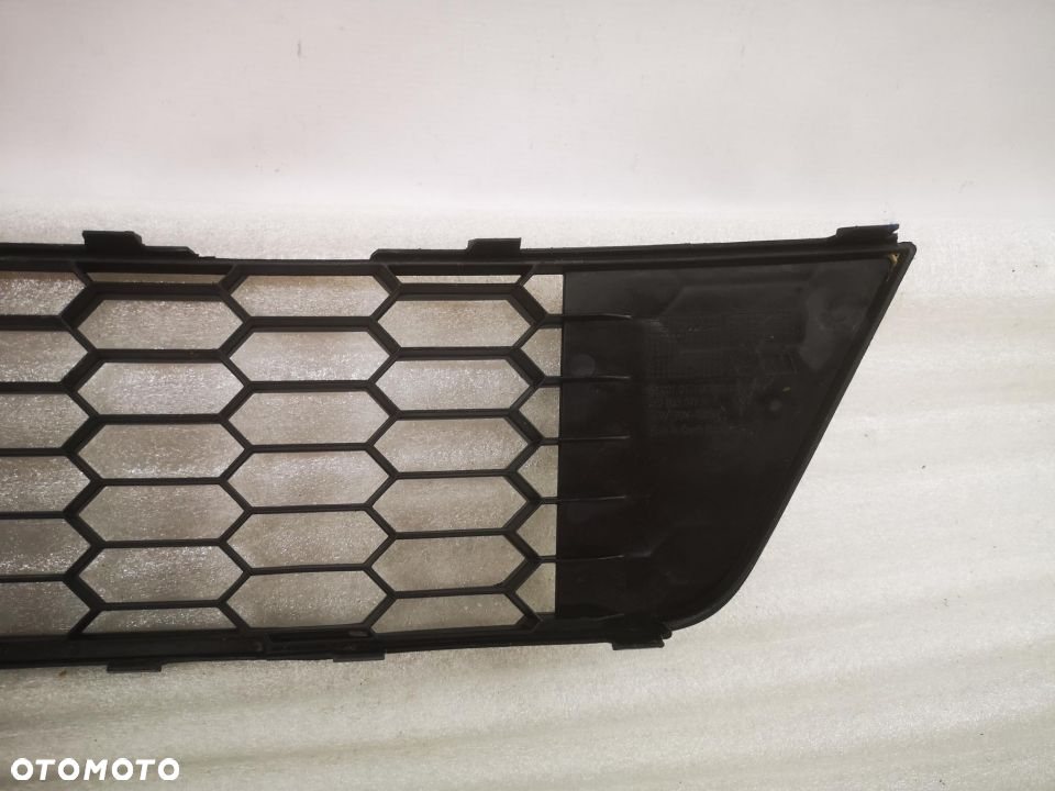 SKODA OCTAVIA III VRS RS 12- KRATKA ŚRODKOWA ZDERZAKA PRZEDNIEGO PRZÓD NR 5E0853677H NR AUKCJI NK249 - 11