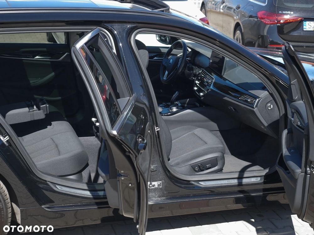 BMW Seria 5 530e sport - 22