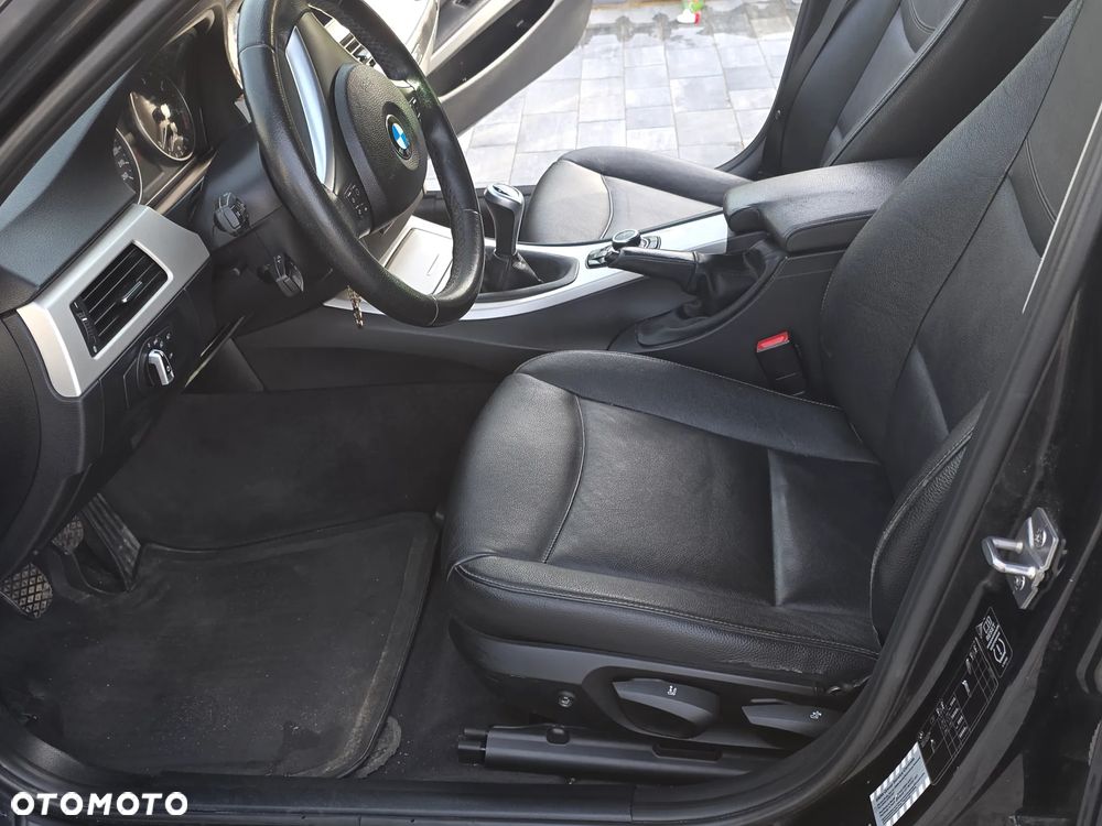 BMW Seria 3 320d DPF Touring - 12