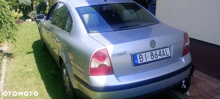 Volkswagen Passat 1.6 Basis - 2