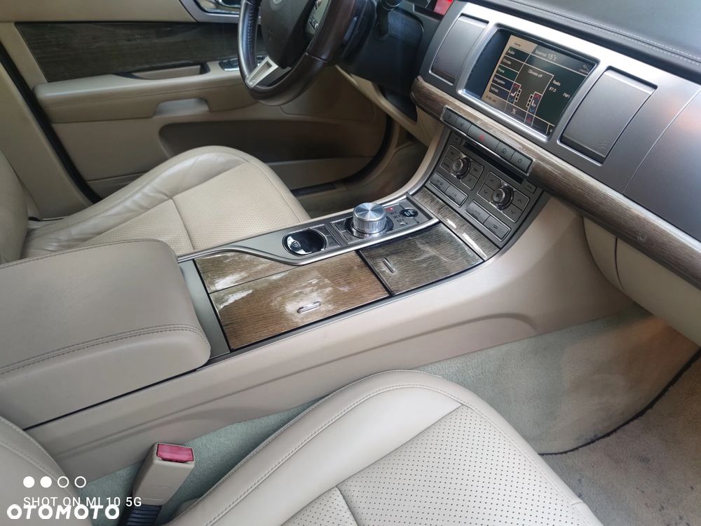 Jaguar XF 3.0 V6 D Luxury - 22