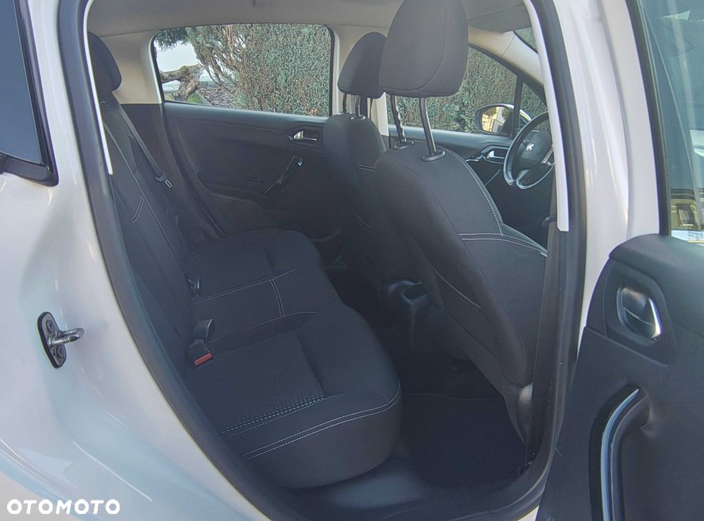 Peugeot 208 - 8