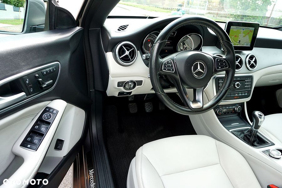 Mercedes-Benz CLA 180 Peak Edition - 25