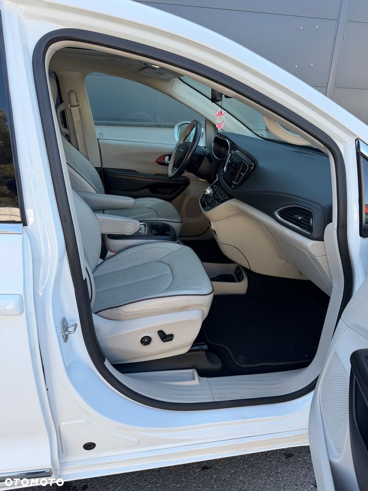 Chrysler Pacifica - 11