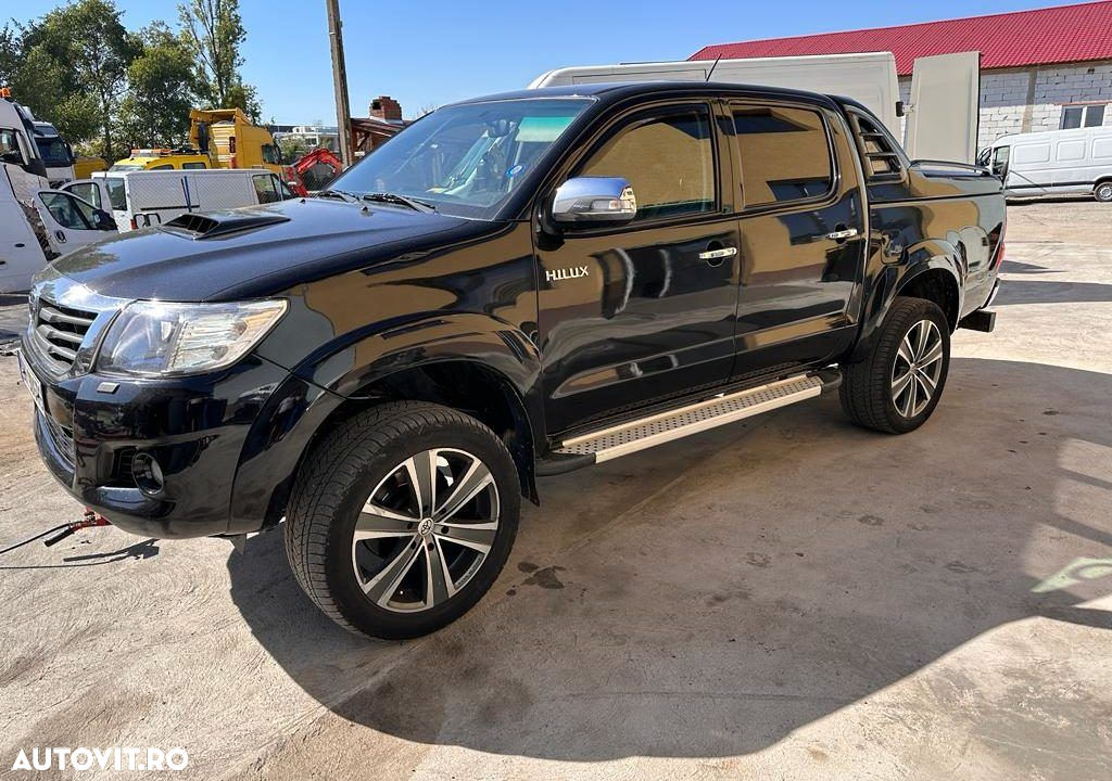 Jante de aliaj 295/45 R20 cu distantiere montate pe o Toyota Hilux Euro 5 - 2