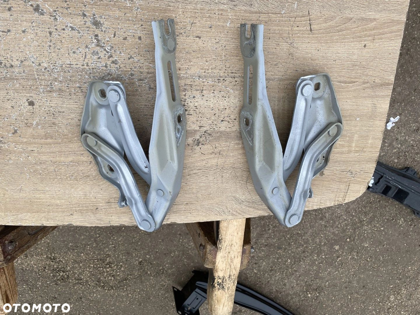ZAWIAS PRAWY MASKI SKODA SCALA 654823302 - 4