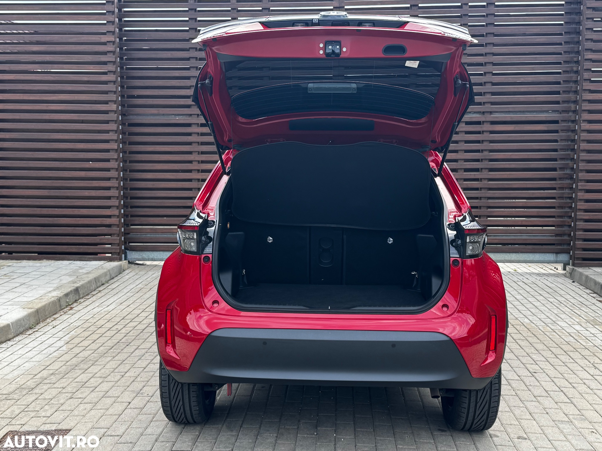 Toyota Yaris Cross 1.5 VVT-i HSD 116 4x4 HEV Dynamic - 27
