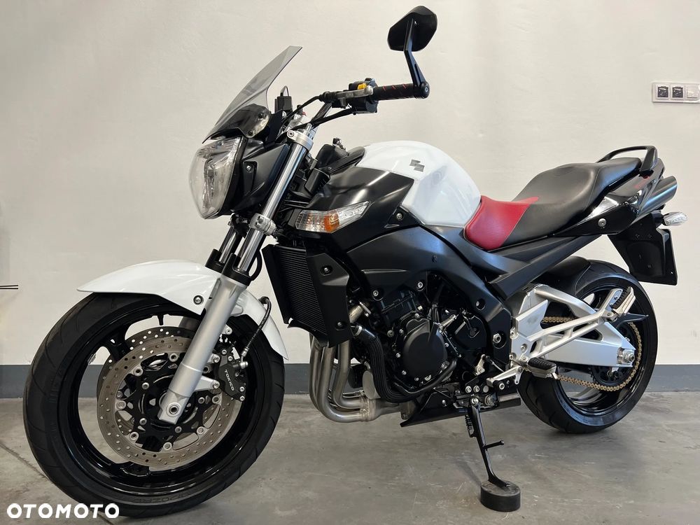 Suzuki GSR - 6