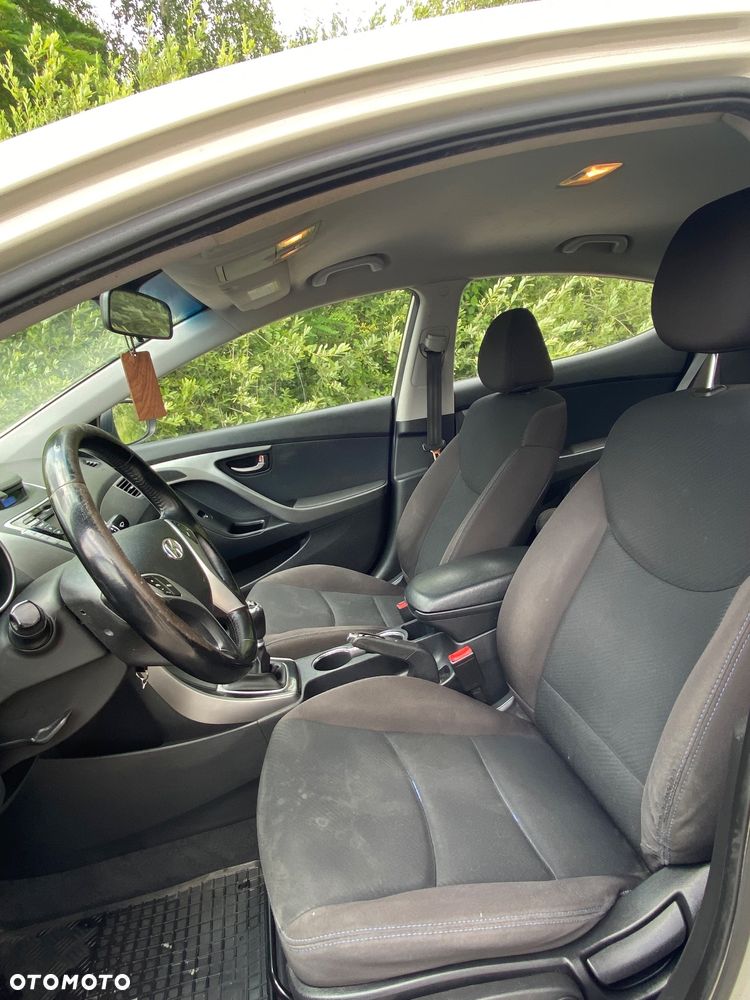 Hyundai Elantra - 10