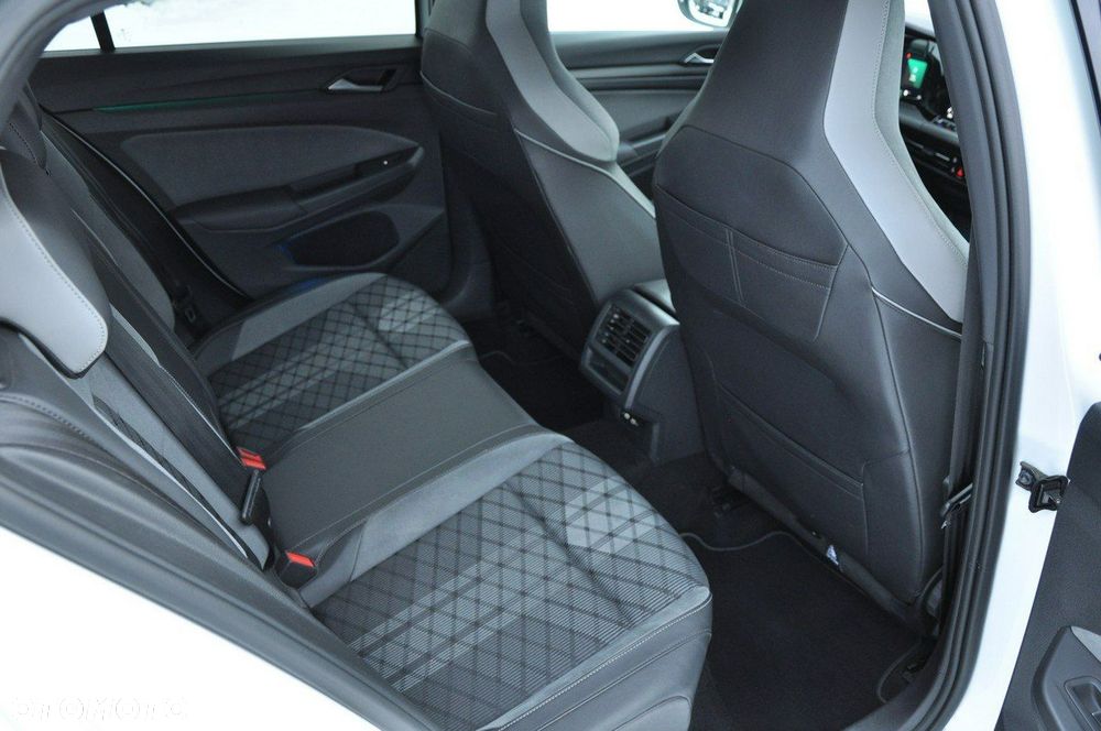 Volkswagen Golf - 32