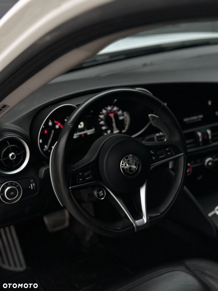 Alfa Romeo Giulia 2.0 Turbo 16V AT8-Q4 Ti - 15