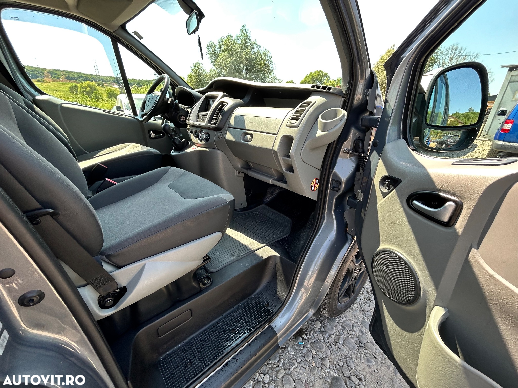 Renault Trafic 2.0 dCi 115 FAP Passenger Black Edition - 17