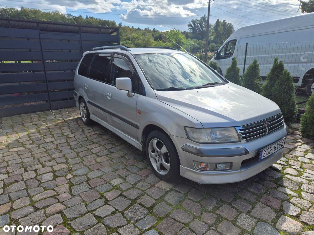Mitsubishi Space Wagon - 2