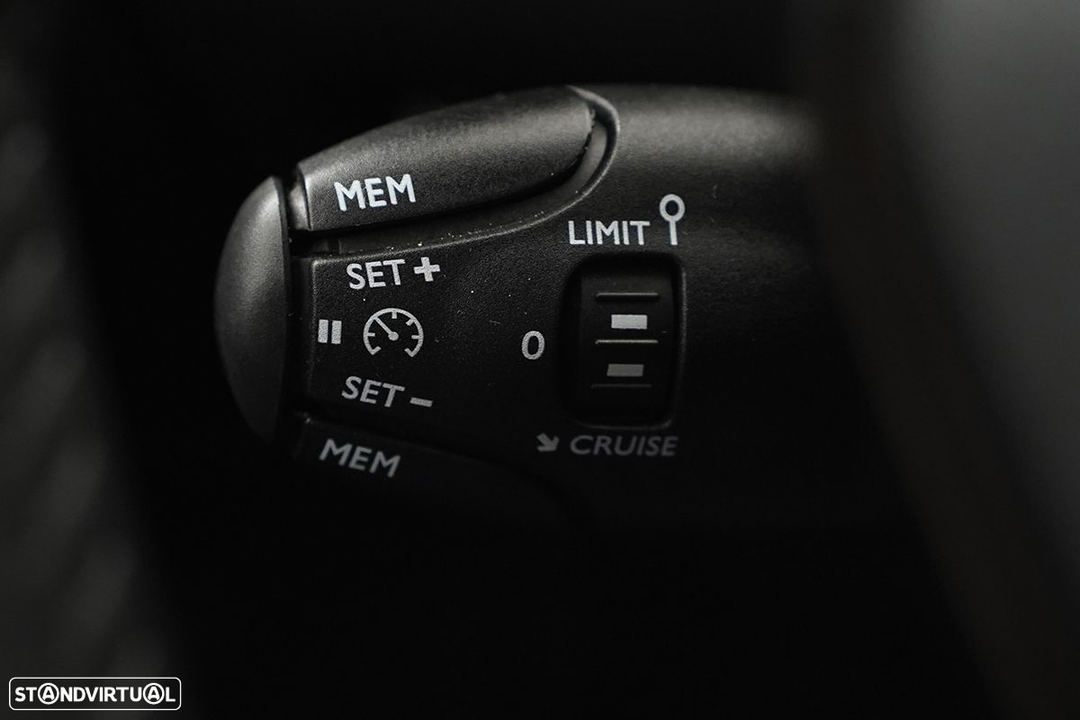 Peugeot 2008 1.2 PureTech Allure - 19