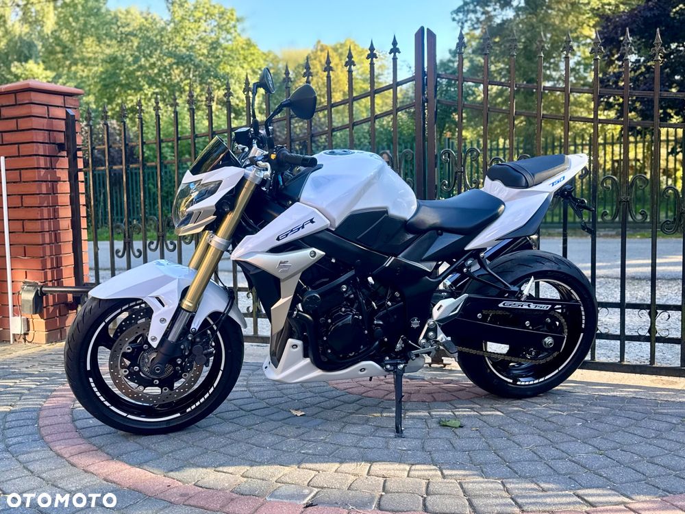 Suzuki GSR - 7