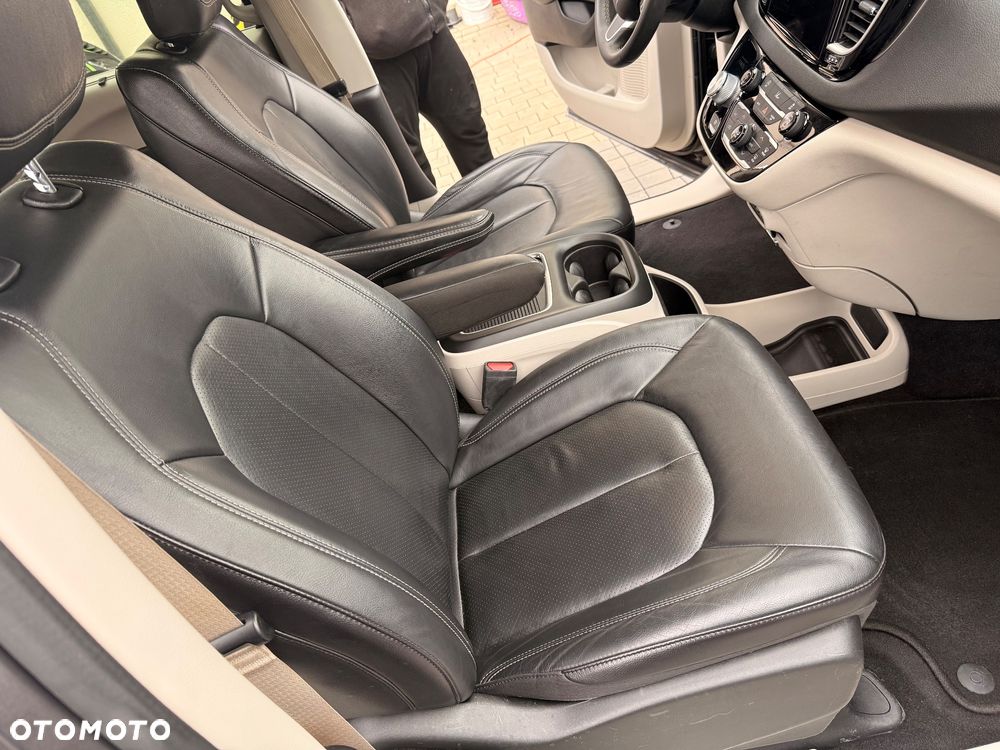 Chrysler Pacifica - 11