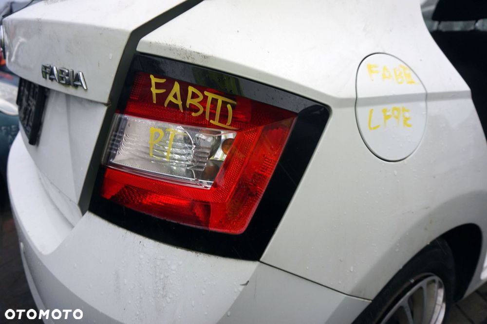 LAMPA TYLNA PRAWA FABIA III NJ3 5D HB  SKODA 2014-2018 - 1