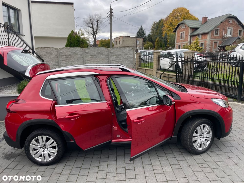 Peugeot 2008 1.2 Pure Tech Allure S&S - 17