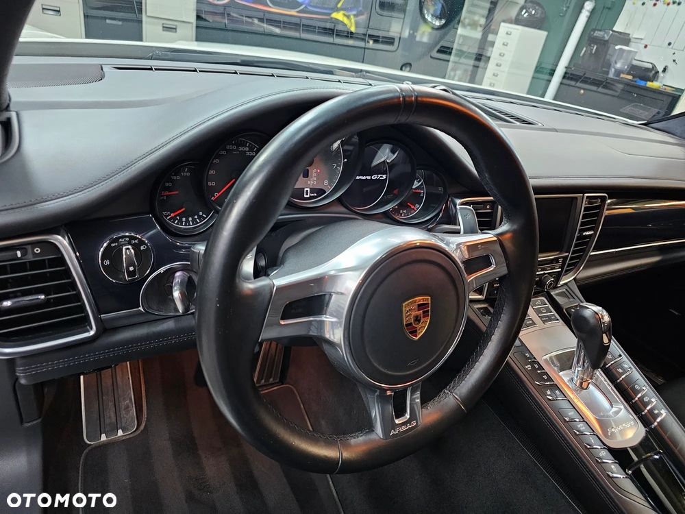 Porsche Panamera GTS - 12