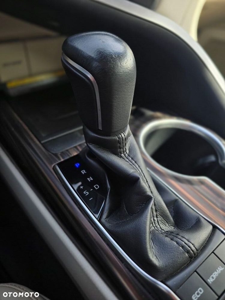 Toyota Camry 2.5 Hybrid Executive CVT - 24