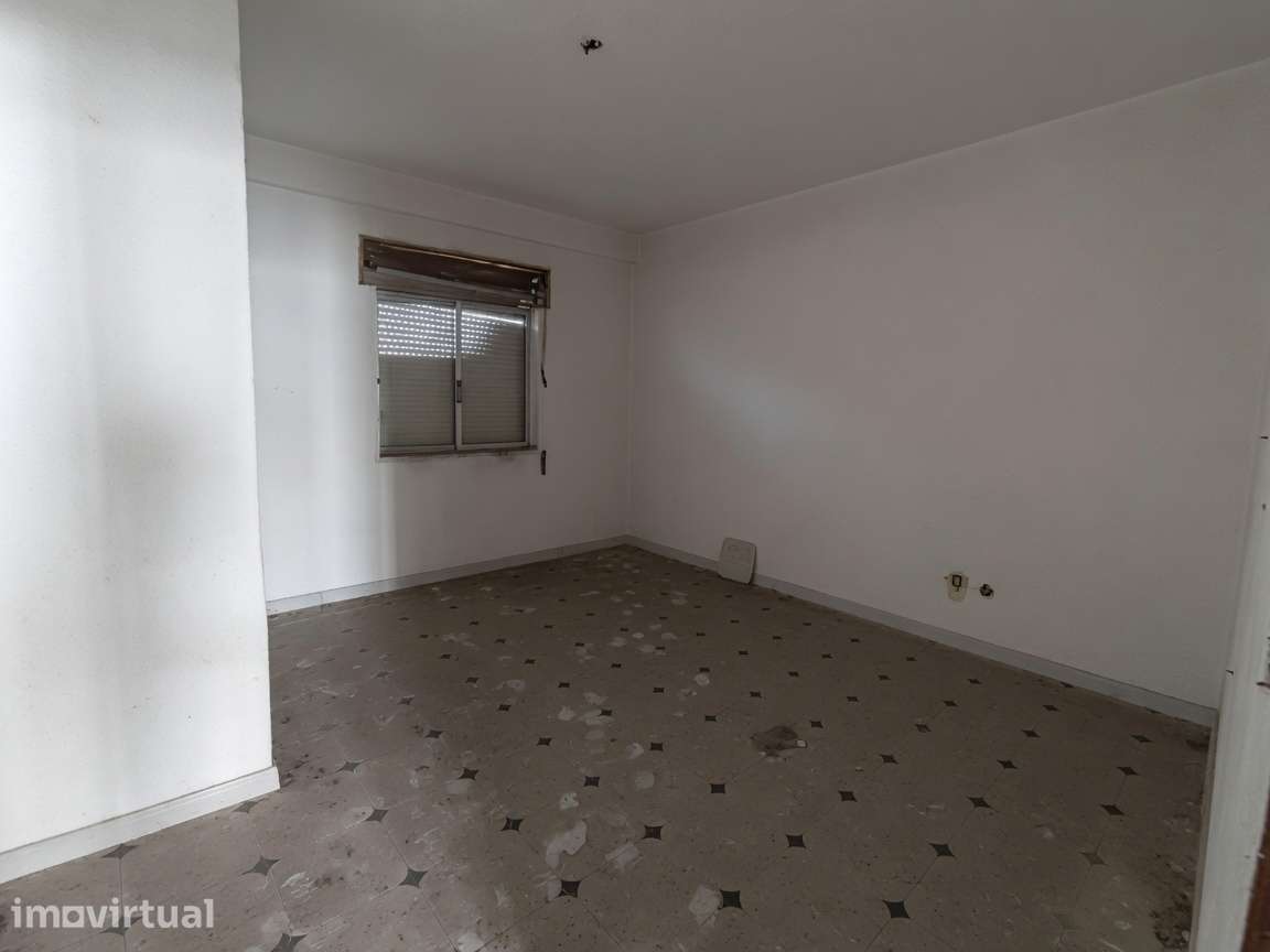 APARTAMENTO T1 PARA REMODELAÇÃO TOTAL NA BAIXA DA BANHEIRA - Grande imagem: 5/15