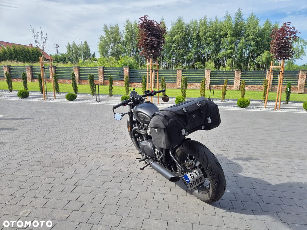 Triumph Bonneville Bobber - 12