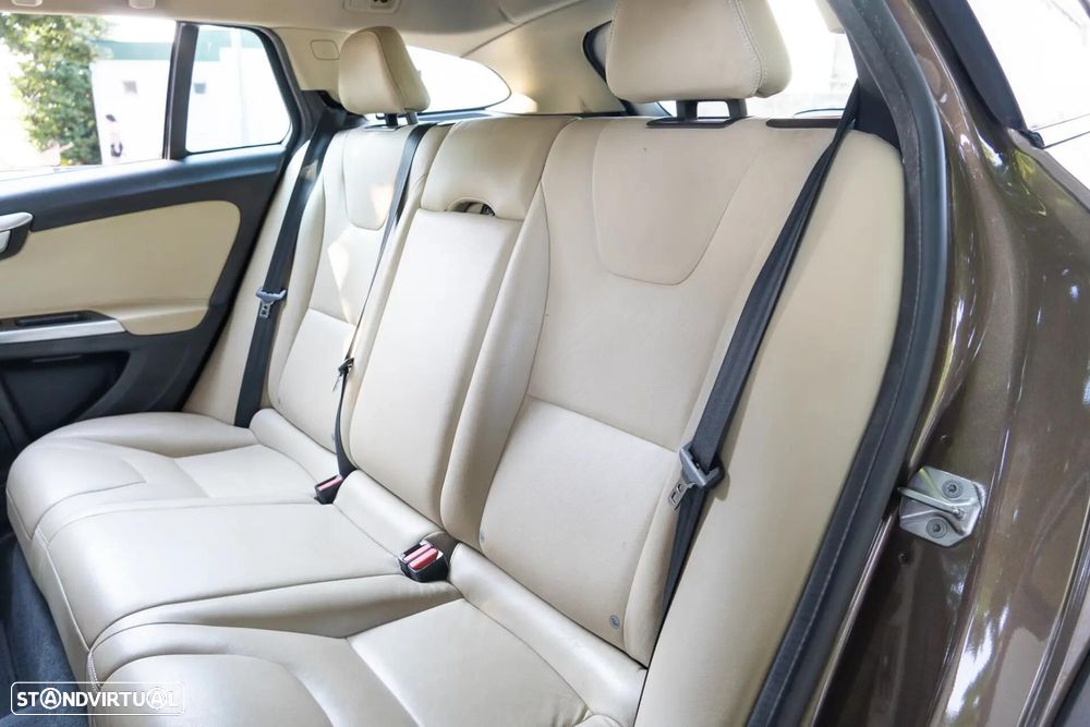 Volvo V60 Cross Country 2.0 D3 Momentum - 22