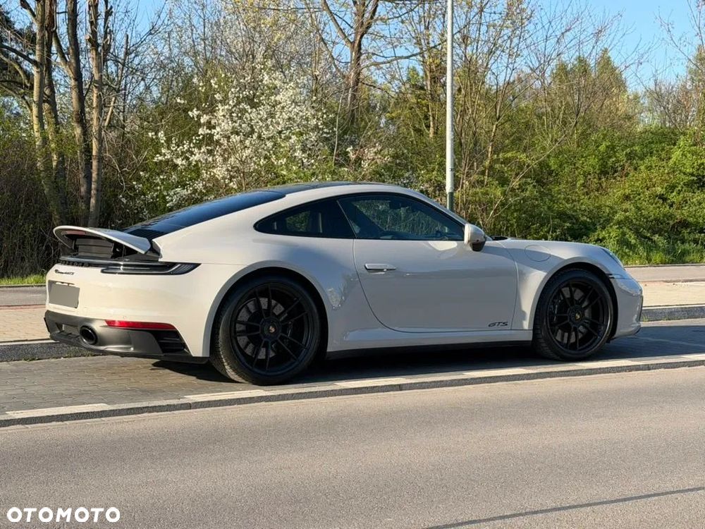 Porsche 911 Carrera 4 GTS - 3