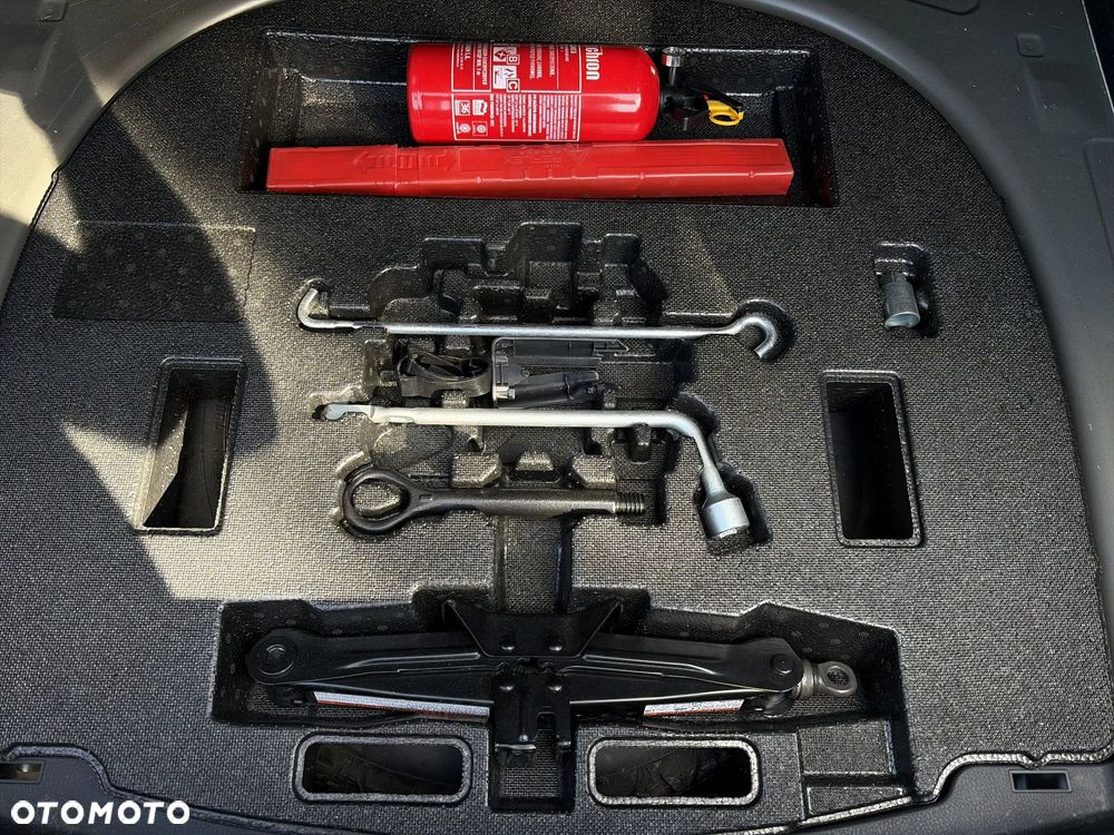Toyota Camry 2.5 Hybrid Comfort CVT - 28