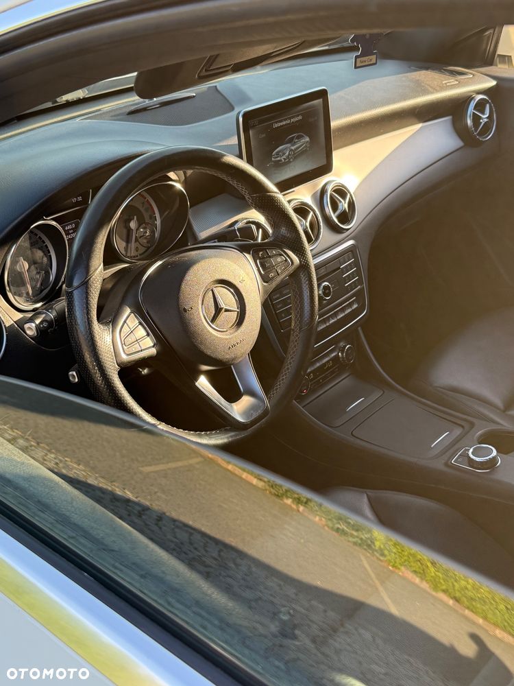 Mercedes-Benz CLA 200 7G-DCT Urban - 5