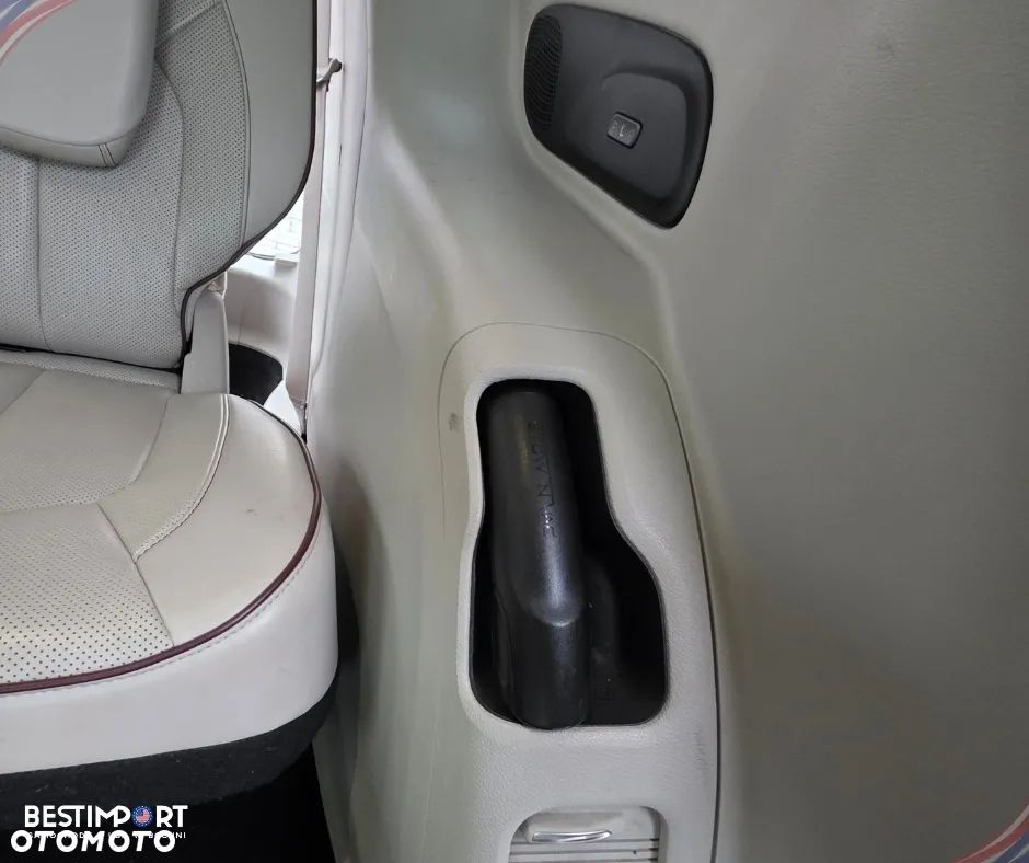 Chrysler Pacifica - 16