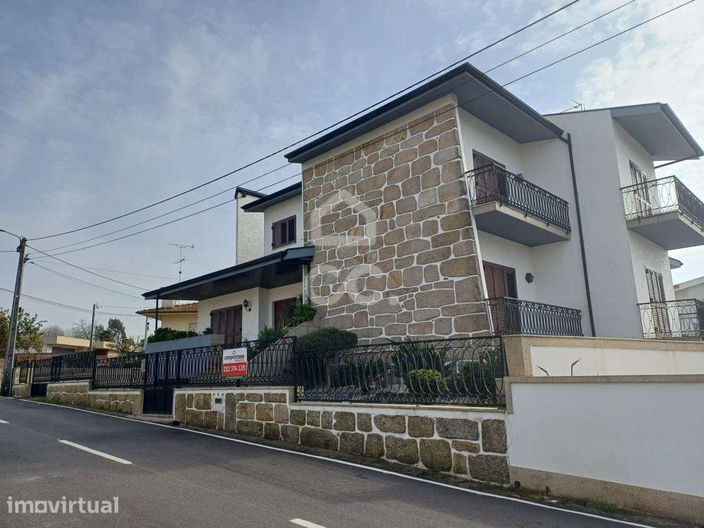 Moradia Bi-familiar T5+T2 em Palmeira, Santo Tirso - Grande imagem: 2/50