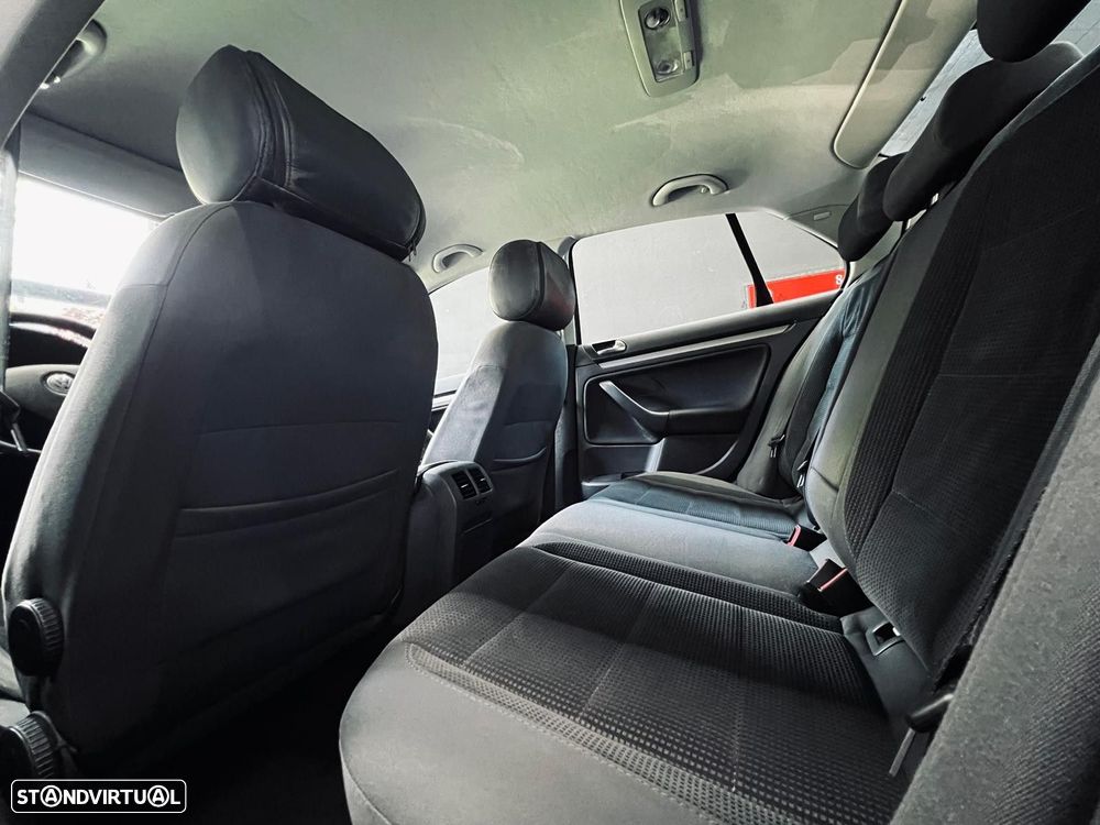 VW Jetta 2.0 TDI Highline - 32