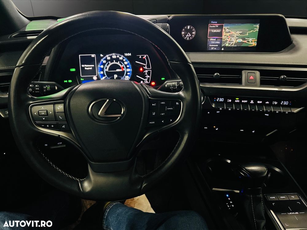Lexus UX 250h FWD Executive - 8